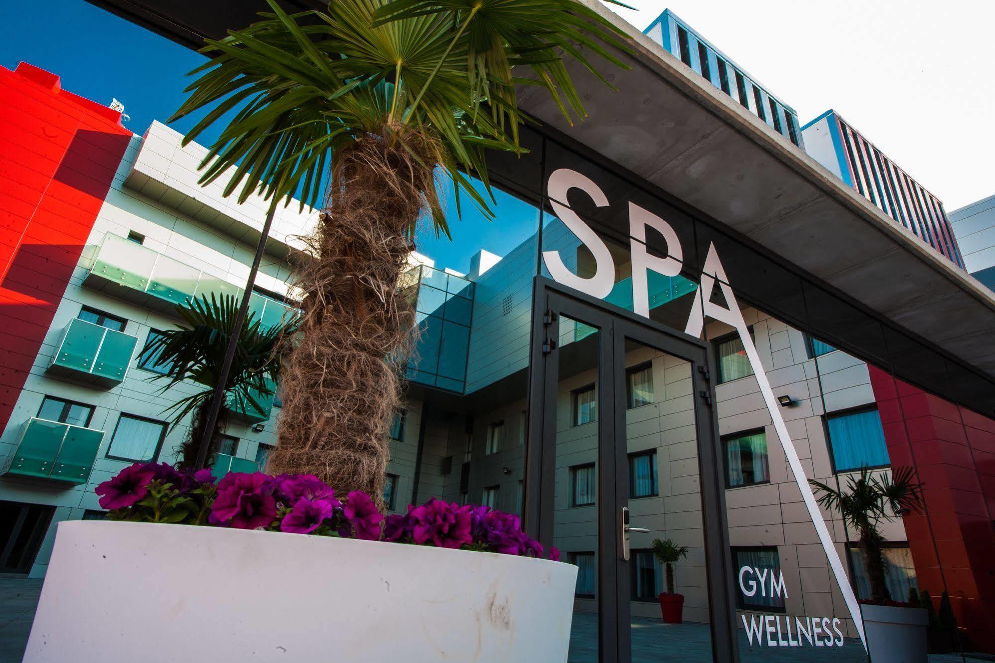 Hotel & Spa Ciudad De Бинефар Экстерьер фото